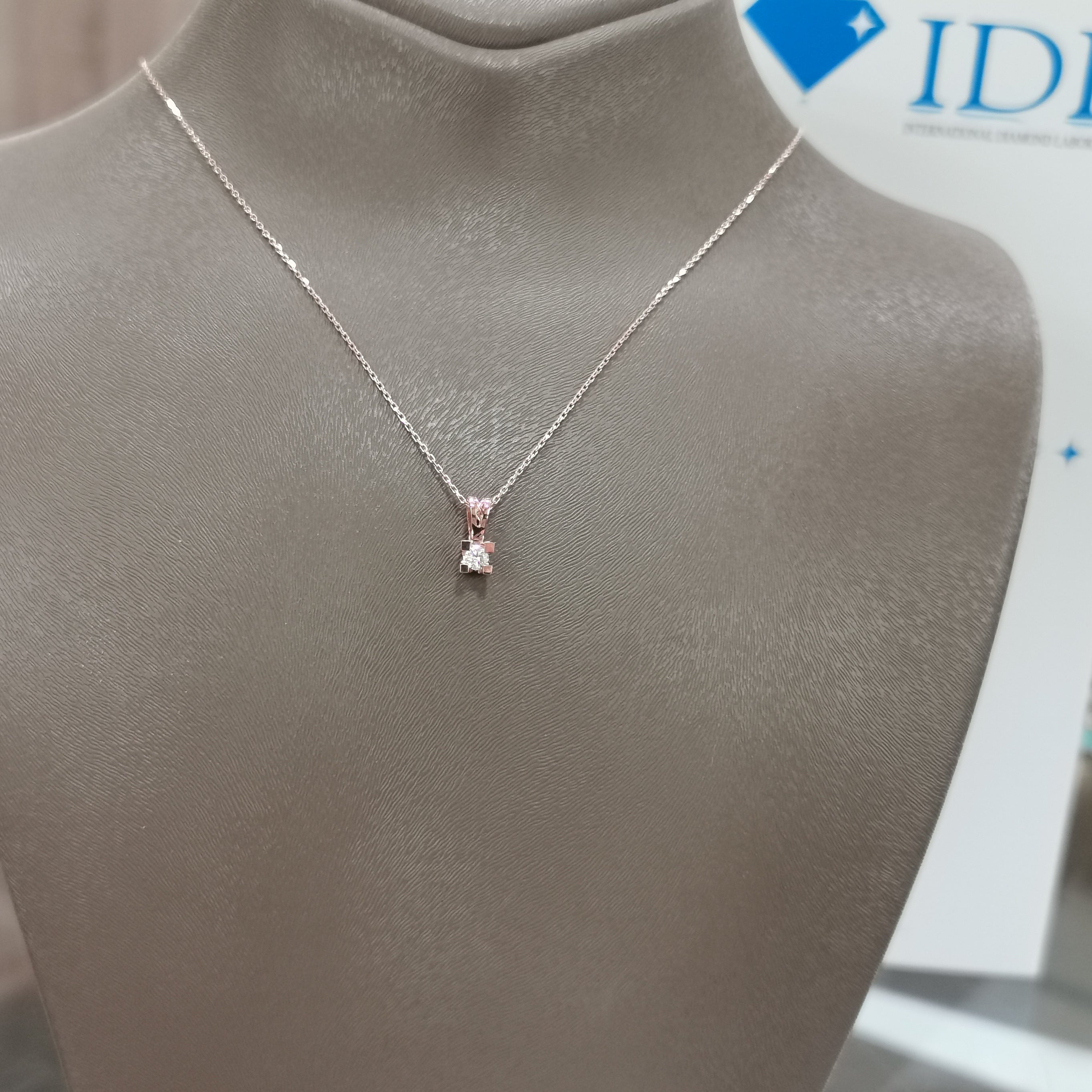 Висулка розово злато с диамант 0.10 карата